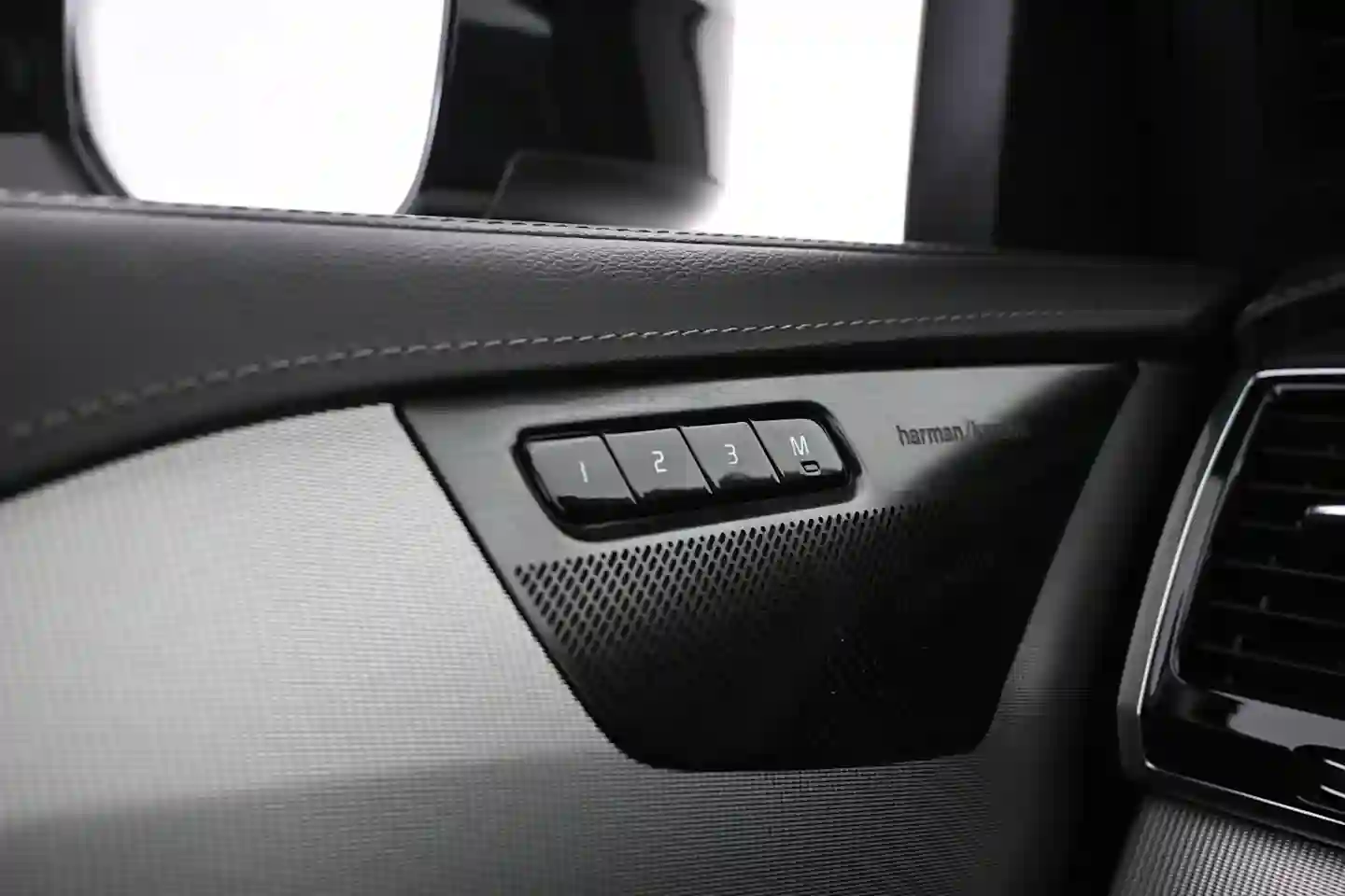 Car Image - 3vTpLUO9CXhuJhwWhlcQRe