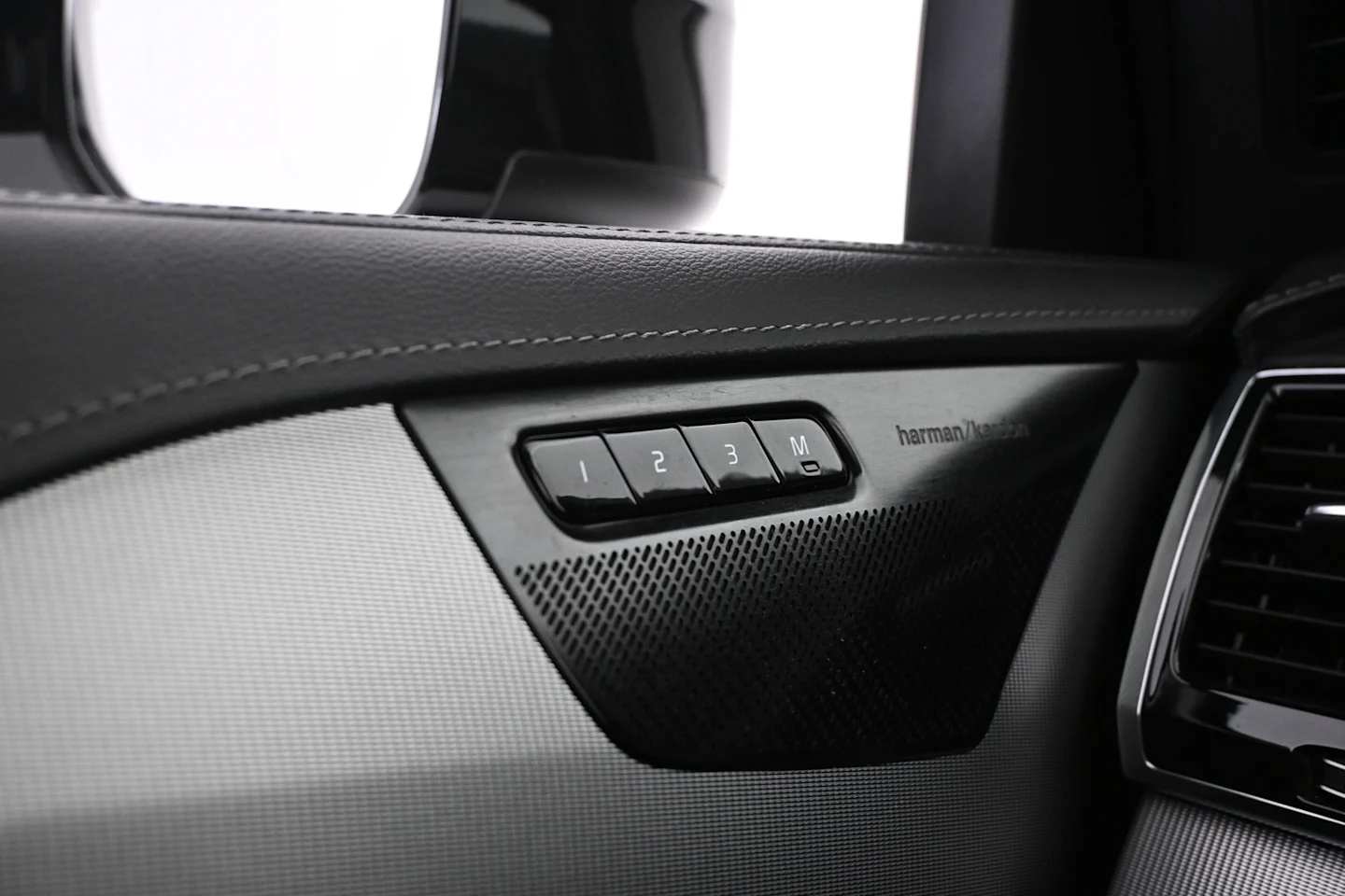 Car Image - 3vTpLUO9CXhuJhwWhlcQRe