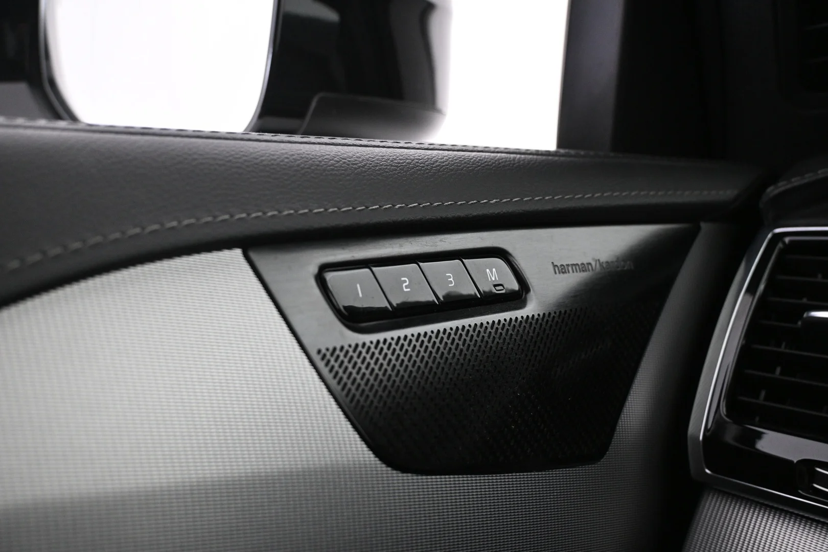 Car Image - 3vTpLUO9CXhuJhwWhlcQRe