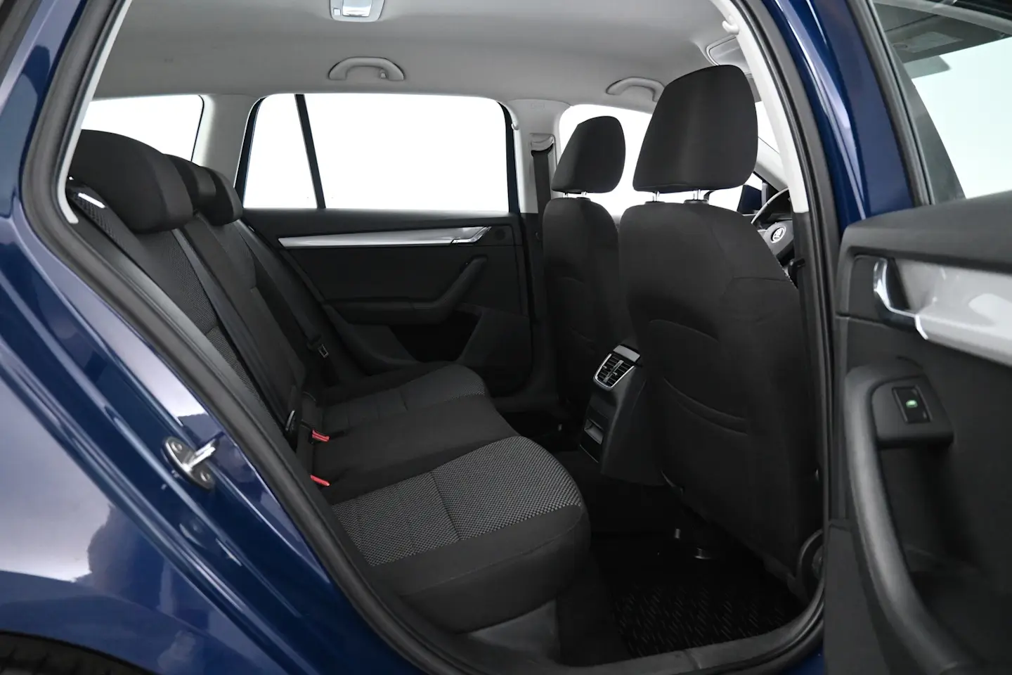 Car Image - 5ArKUb0eBEtdTCjbCAXT1l