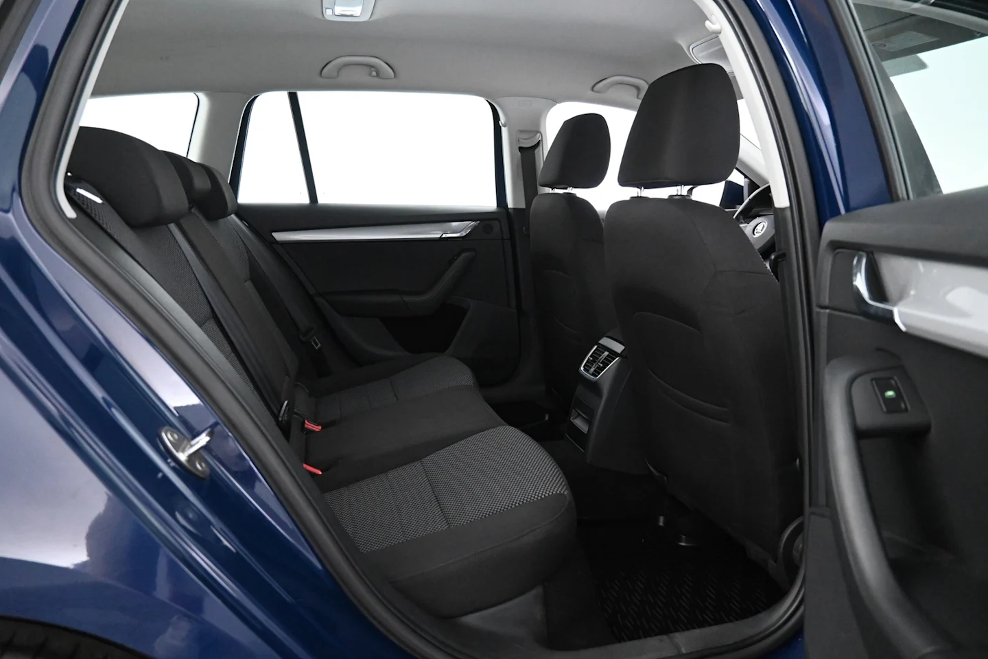 Car Image - 5ArKUb0eBEtdTCjbCAXT1l