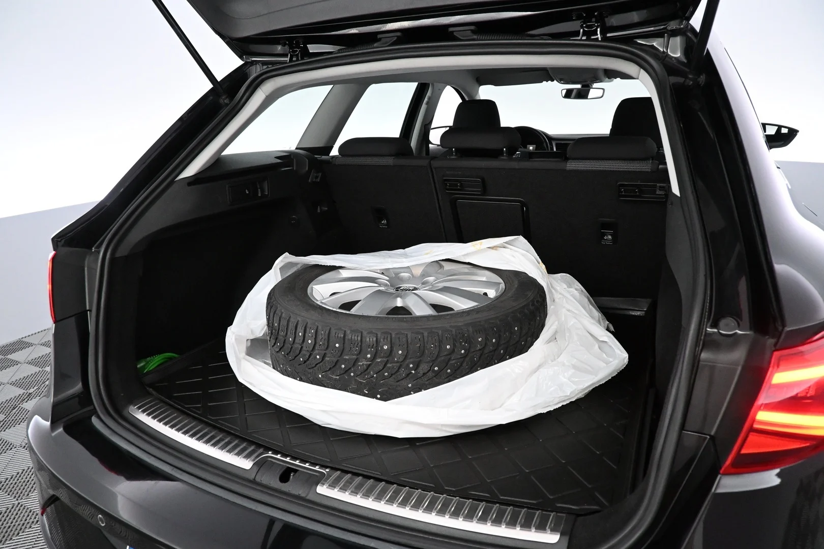Car Image - 7LnegidQWvYn8zQpXoptpn