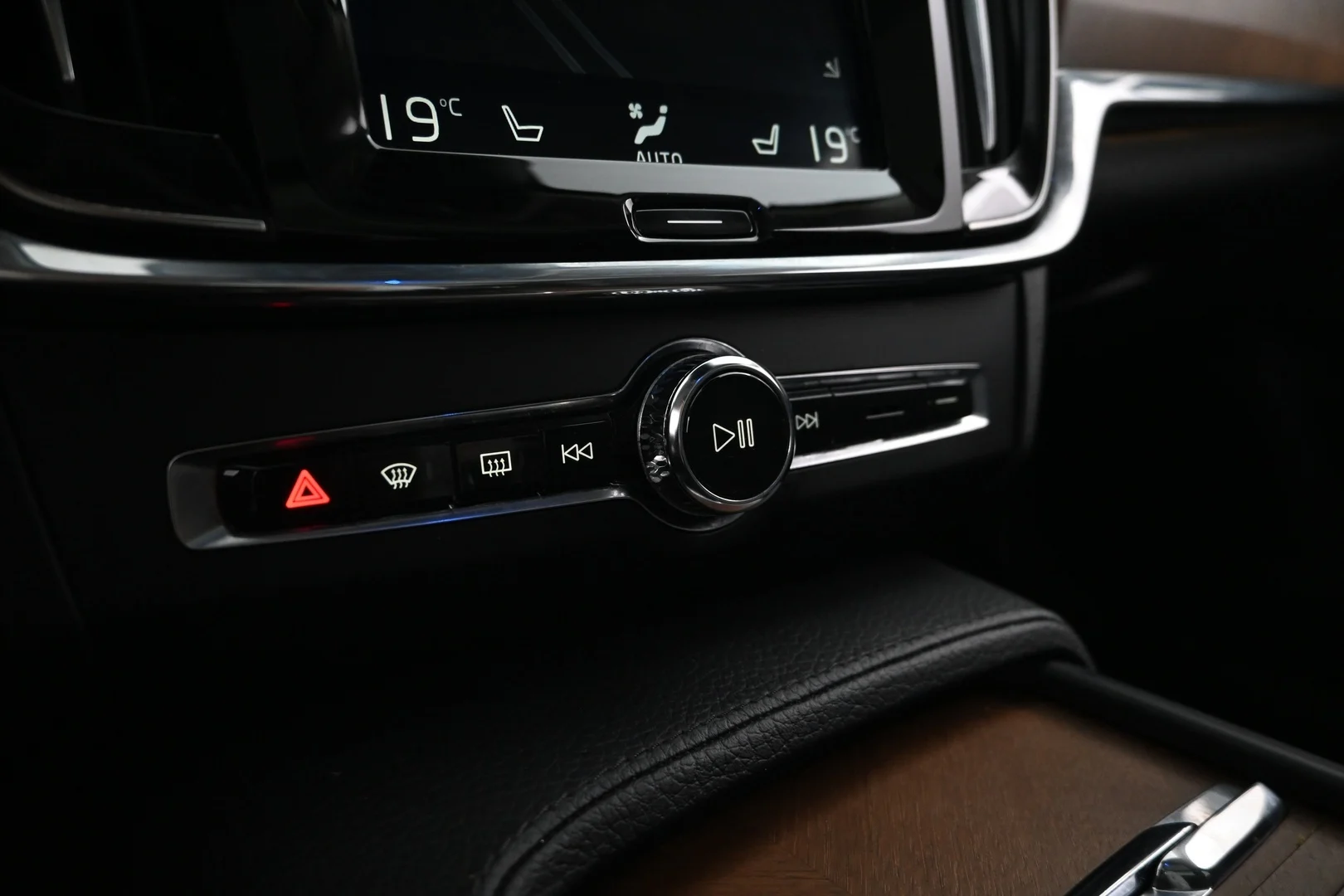 Car Image - aCcdcAkfromRvNpQ3EJvK