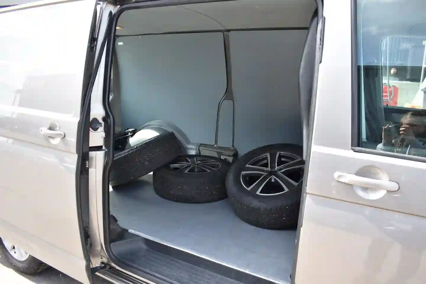 Car Image - 2NYKtJ78APxa5eJr89sRX2