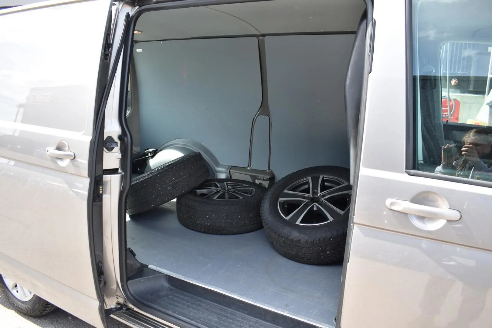 Car Image - 2NYKtJ78APxa5eJr89sRX2