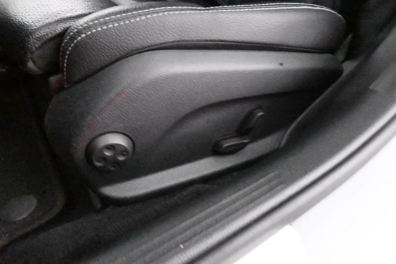 Car Image - 2flsIzprQ56dMlDvkICPzx