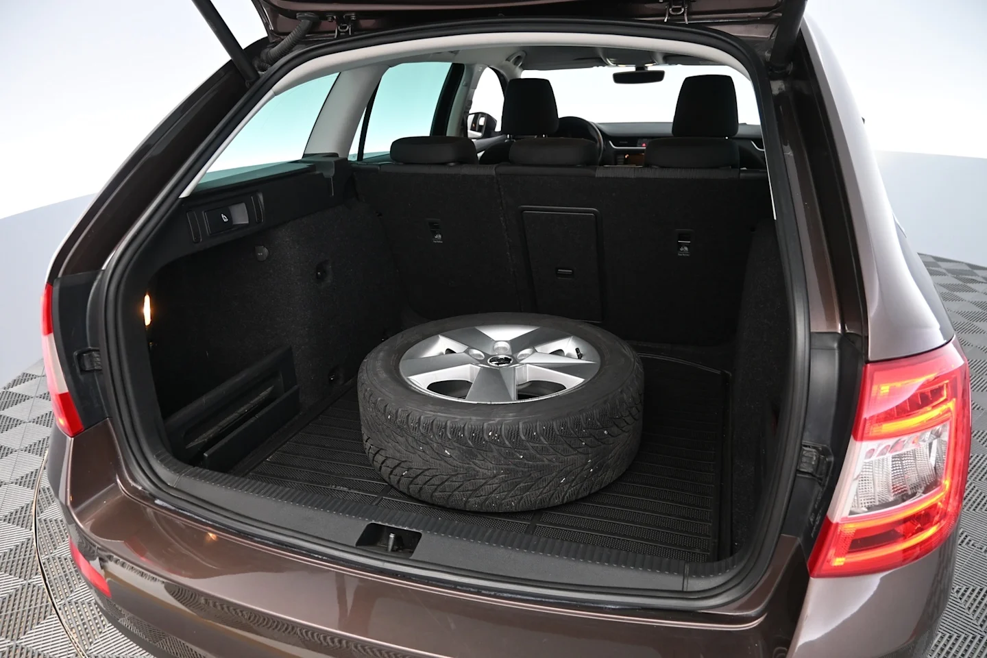 Car Image - 2hztf6uixWny2MhS2VhcAI