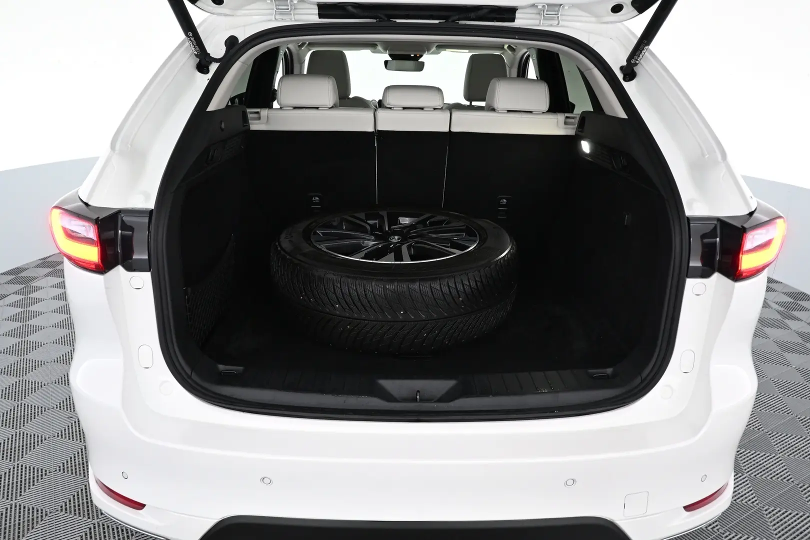 Car Image - undhtycCcdVDyB3YbJDr5