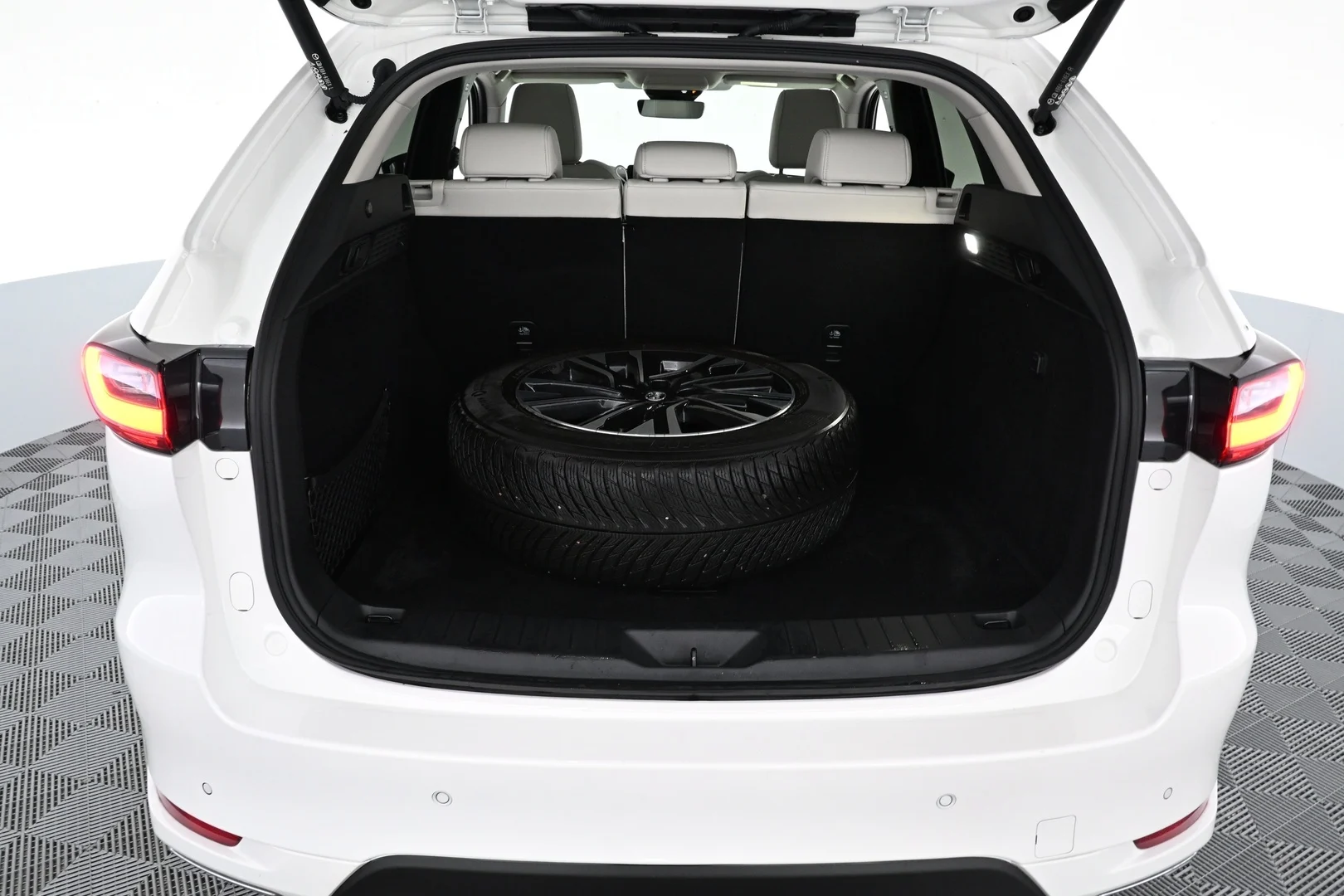 Car Image - undhtycCcdVDyB3YbJDr5