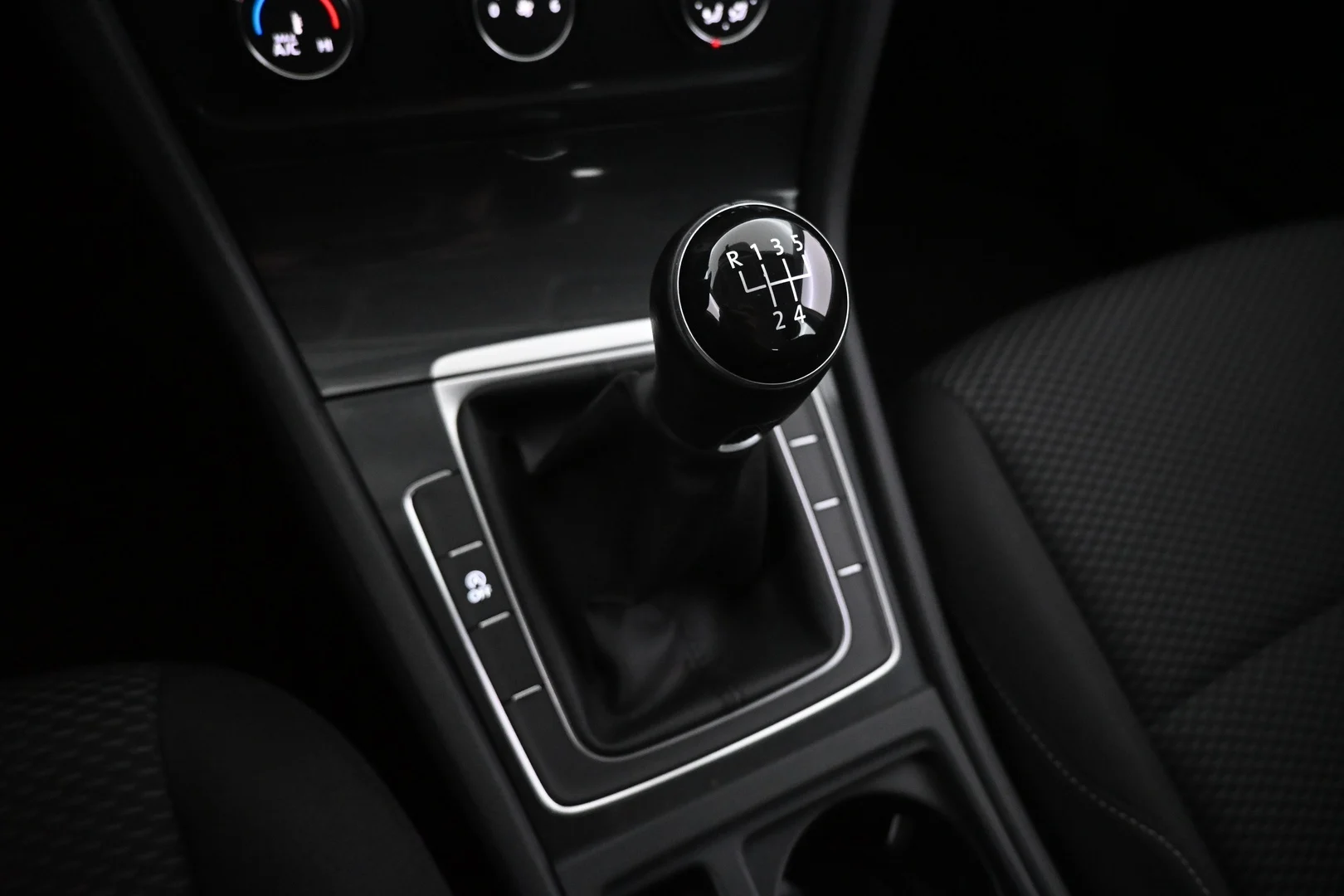 Car Image - 4LzmekYfVATaCFM9r6s4CZ