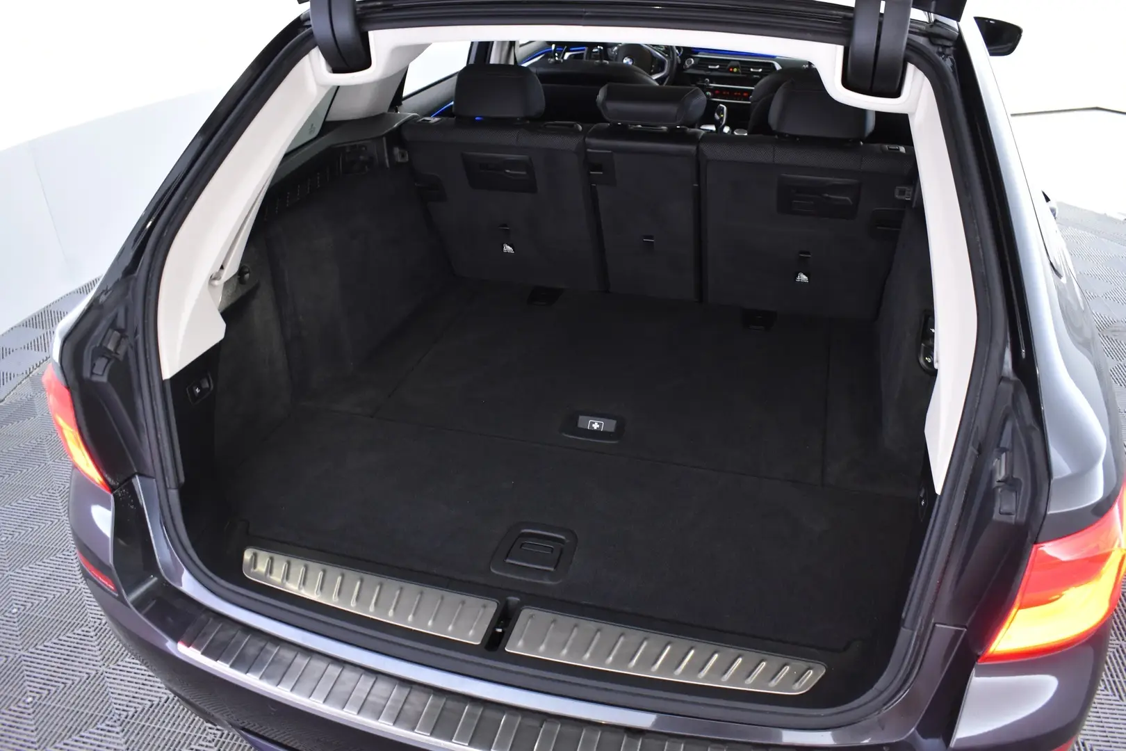Car Image - JmeRkdVXba4lr2XKBFfdE