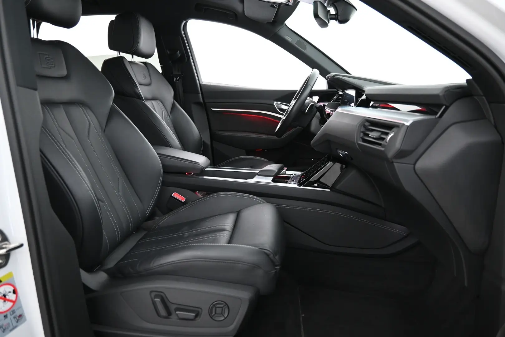 Car Image - 6E8VGmBzF9pgoyVEpYvRcu