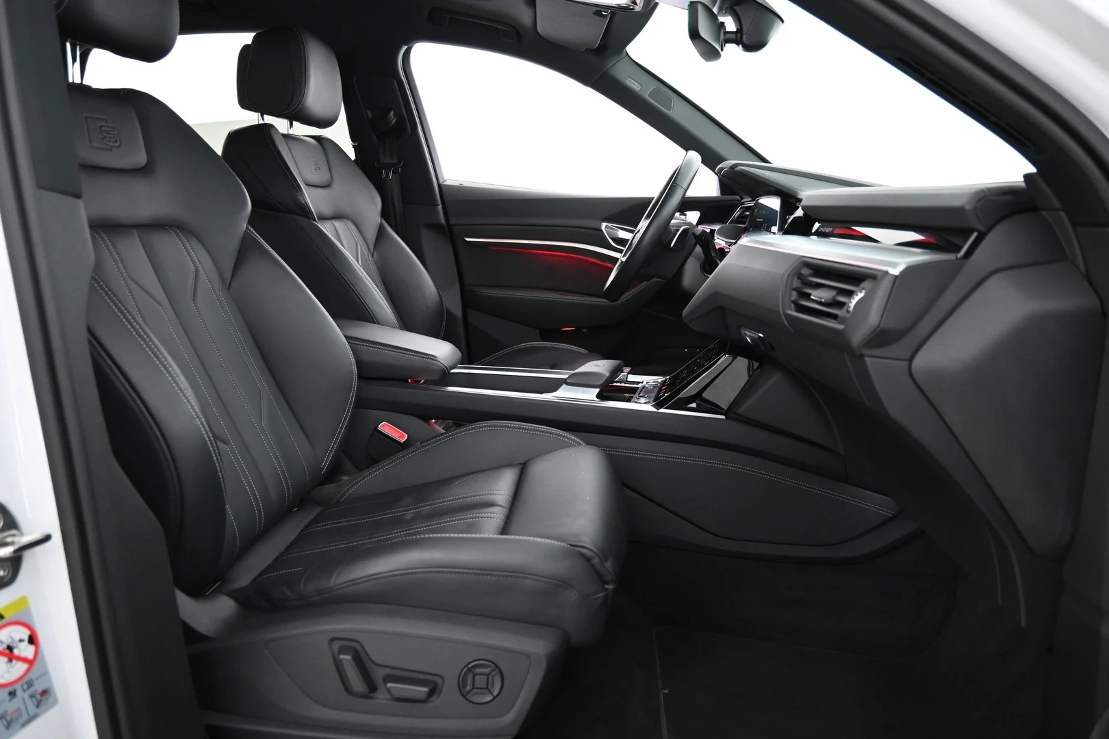 Car Image - 6E8VGmBzF9pgoyVEpYvRcu