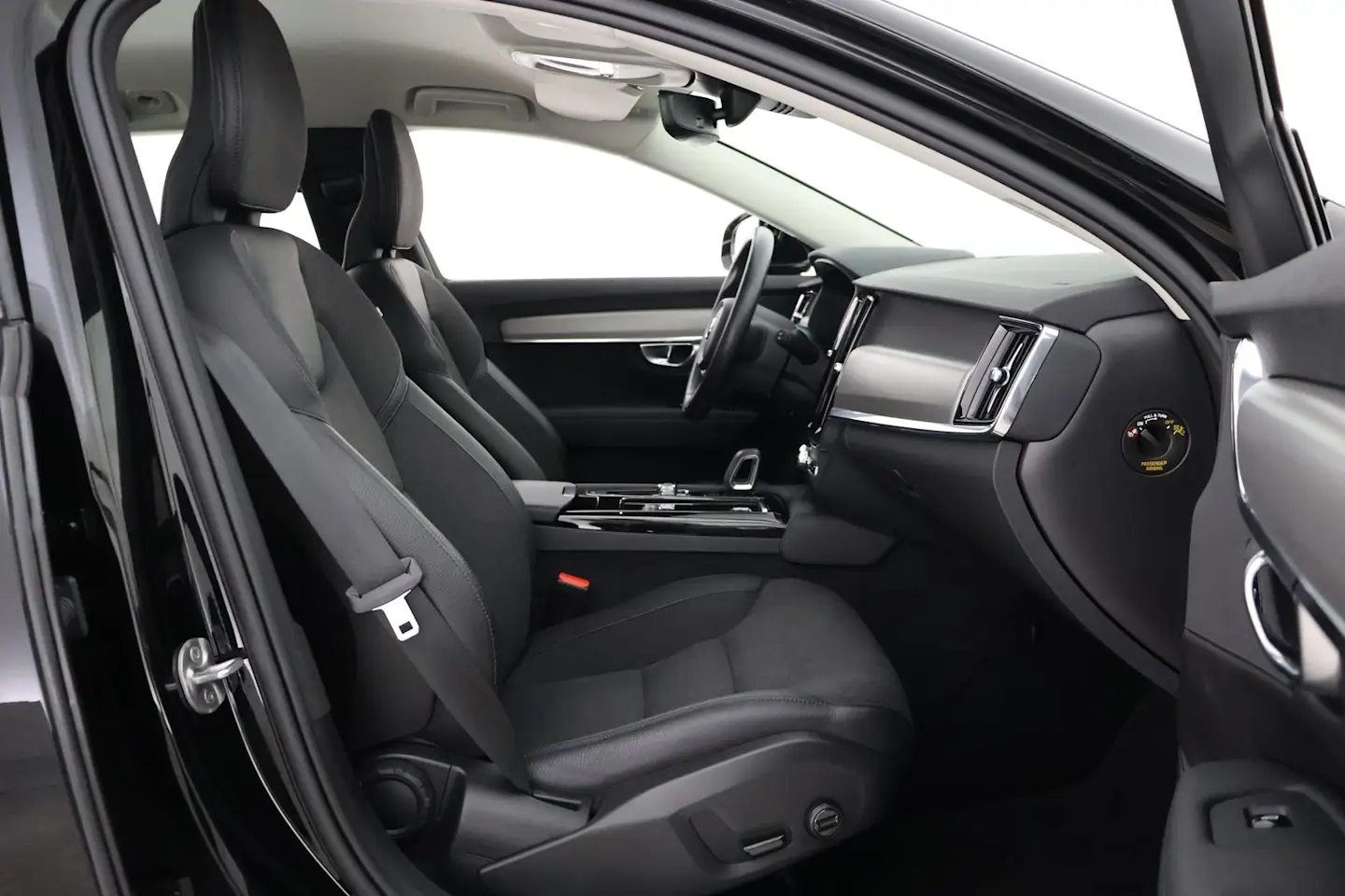Car Image - 3YH1vpQW71BFXo5zbQGTJ6