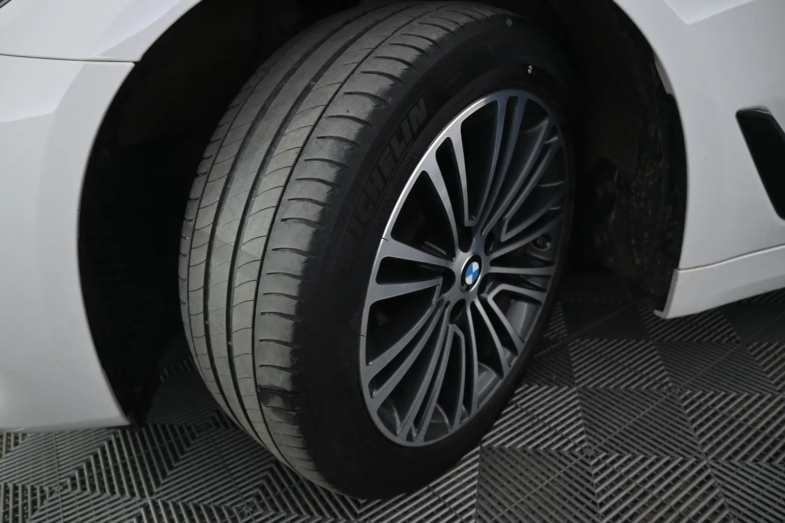 Car Image - 9RPNEC32VBFpnnaS7VdfA