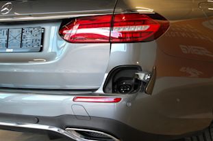 Voiko hybridiautolla ajaa pitkän matkan? Lue Sakkan vinkit hybridillä matkustamiseen, sen edut, lataus ja talviajo. Löydä sopiva hybridi!