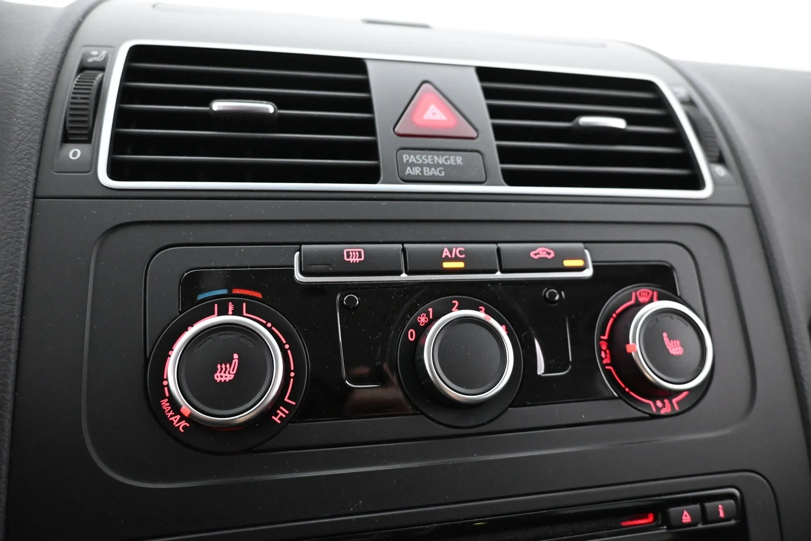 Car Image - 3IVJxxnVImVaTliDIR8Ewf