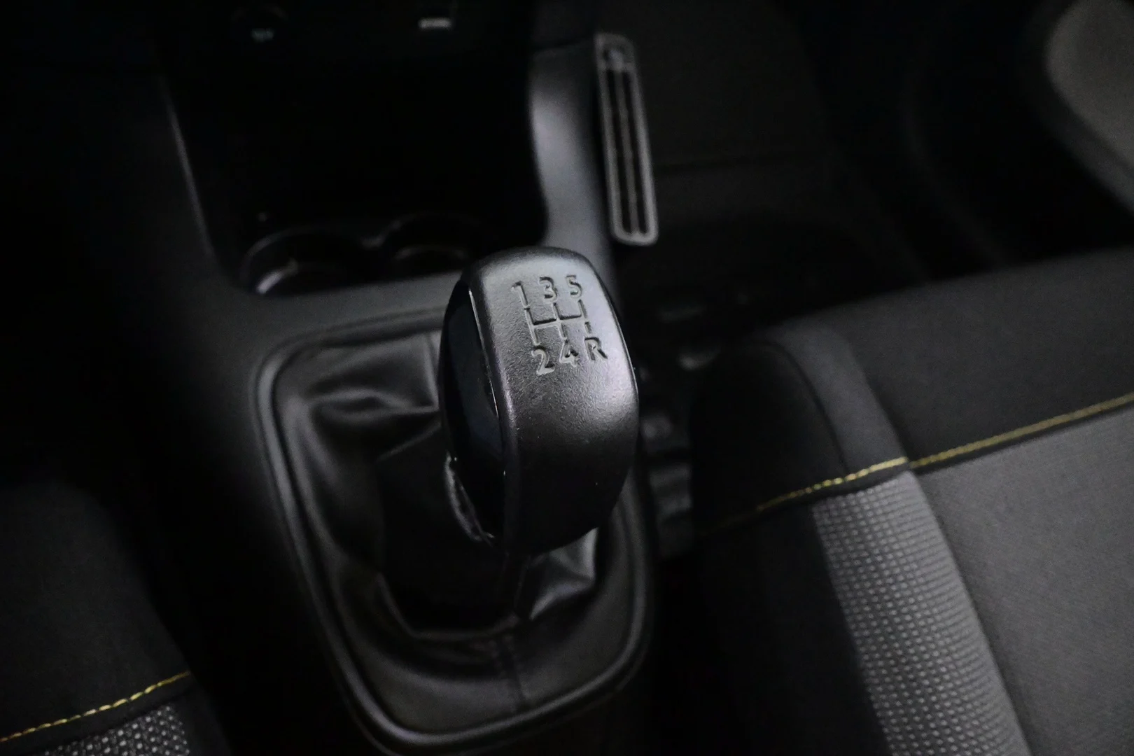 Car Image - 74ENhmoLEev94zwLShDzb1