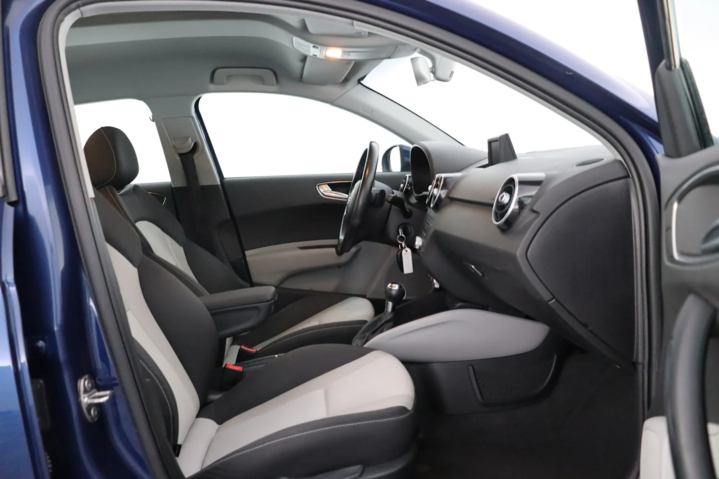 Car Image - 7sZZgOqkJSCx4BMEMNiZKI