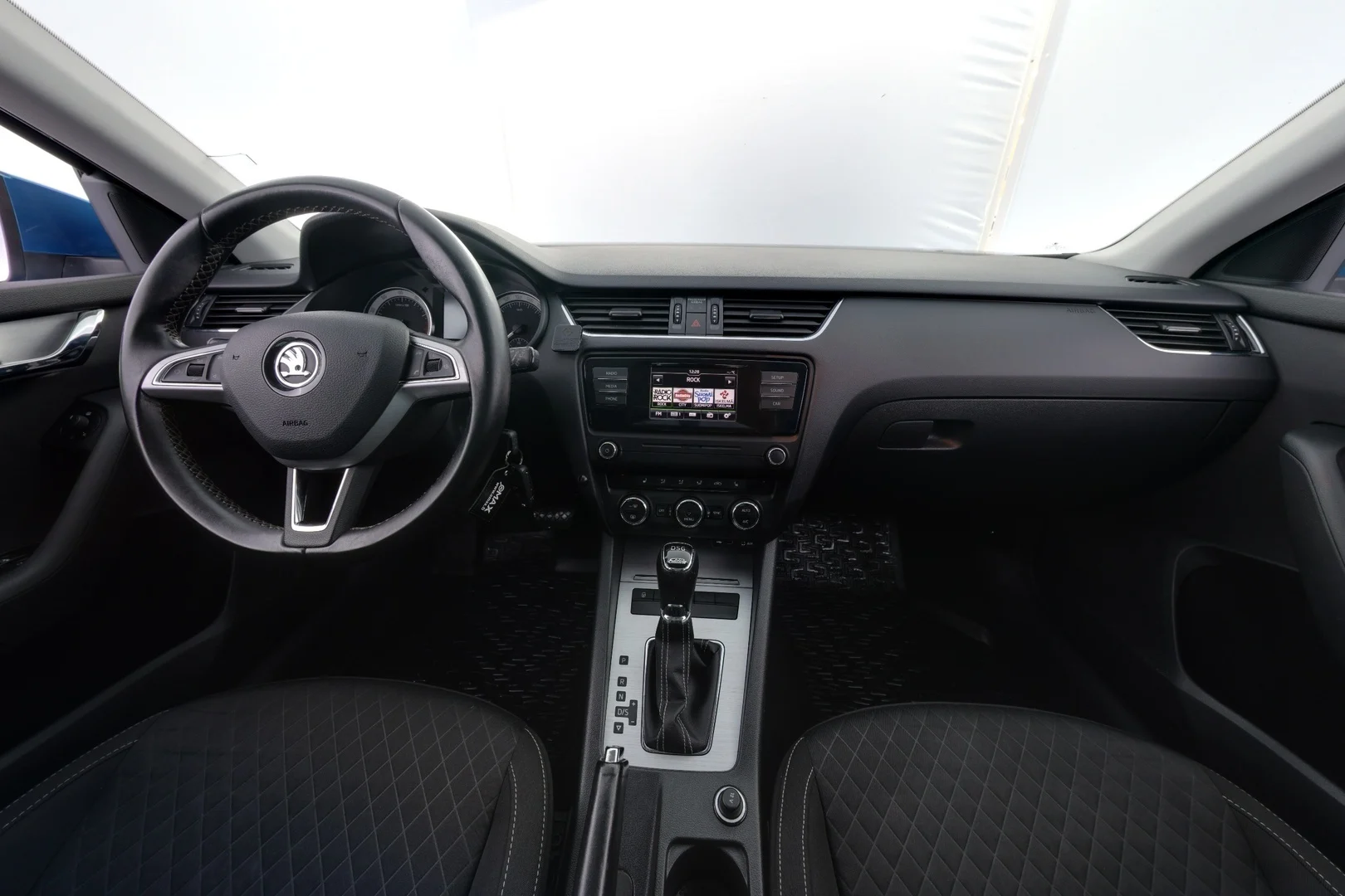 Car Image - 3AIwinkd2WthoxVbPFdHwe