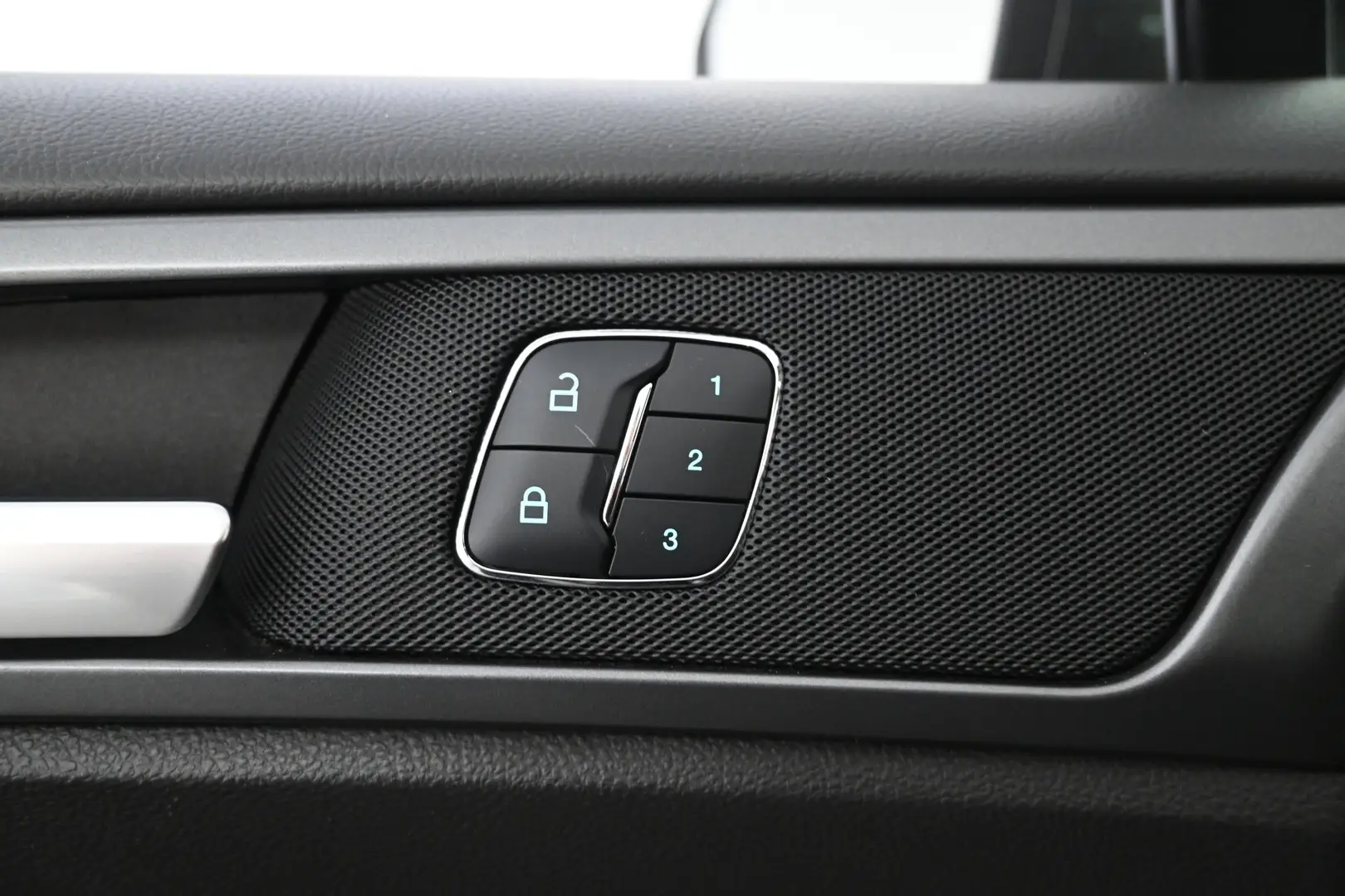 Car Image - 7v3cQCbgGuTOZDoU31qJby