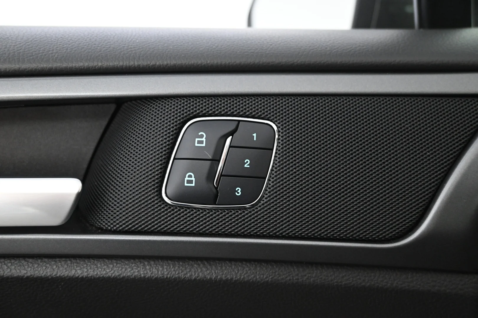 Car Image - 7v3cQCbgGuTOZDoU31qJby