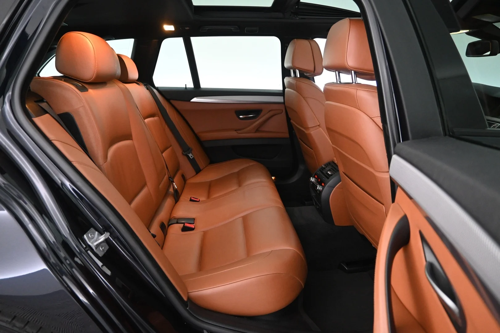 Car Image - 5i5xBCiZtYeb37rc4Ht7dX