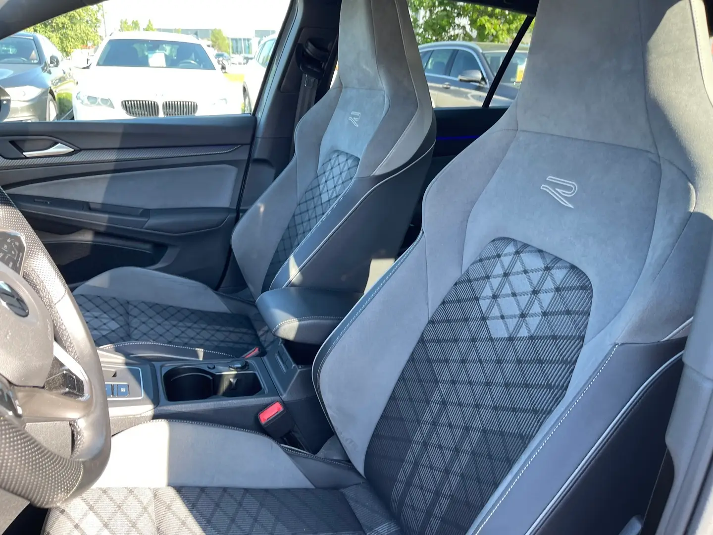 Car Image - Vqq2jIEHEFEEZIMRLcYbS