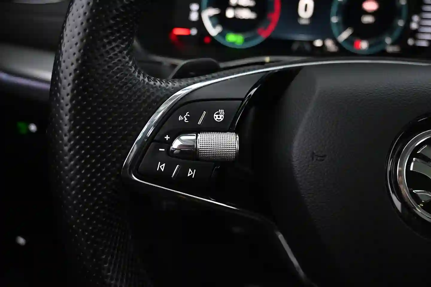 Car Image - 2PnJ3SRVE7LGXO1R6ZIFYL