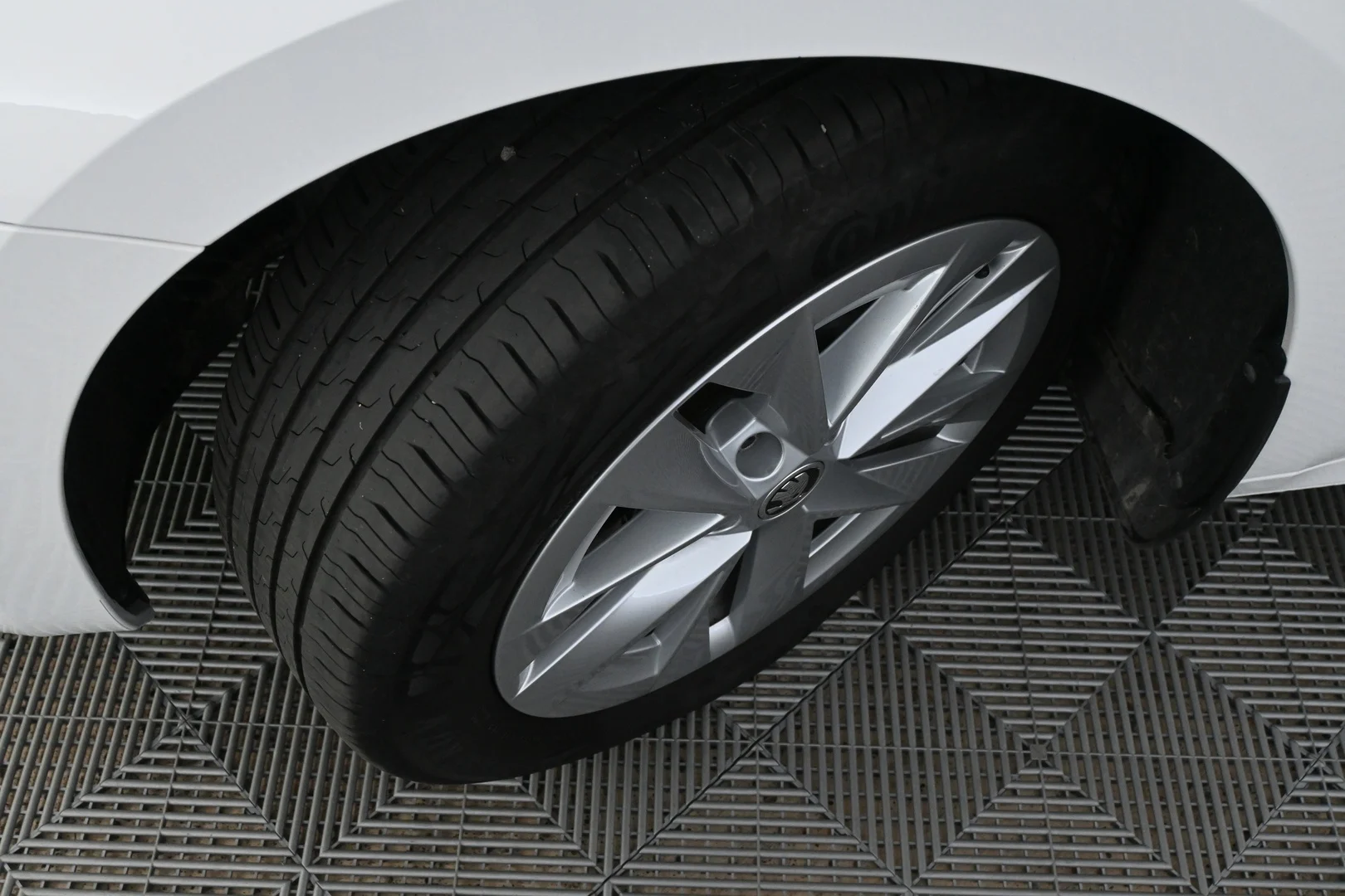 Car Image - 7uhLO6zCgqK79udeaDwj9N