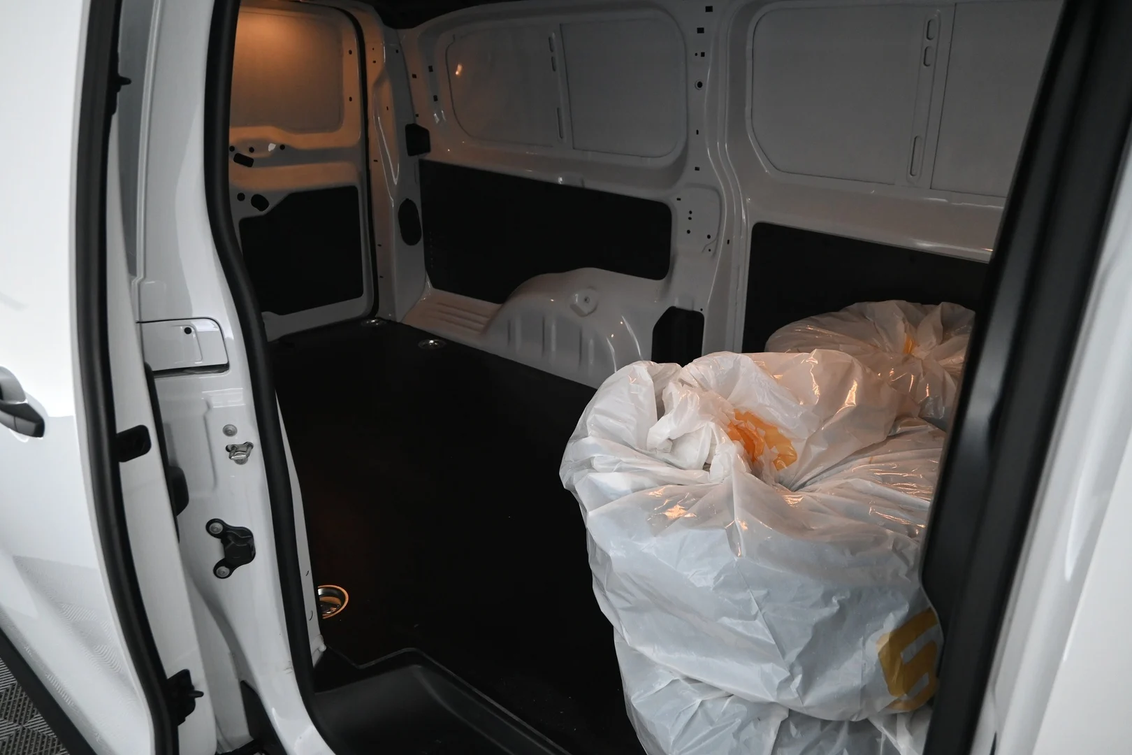 Car Image - cPWuGG2kYRXDJAqzdHsfv