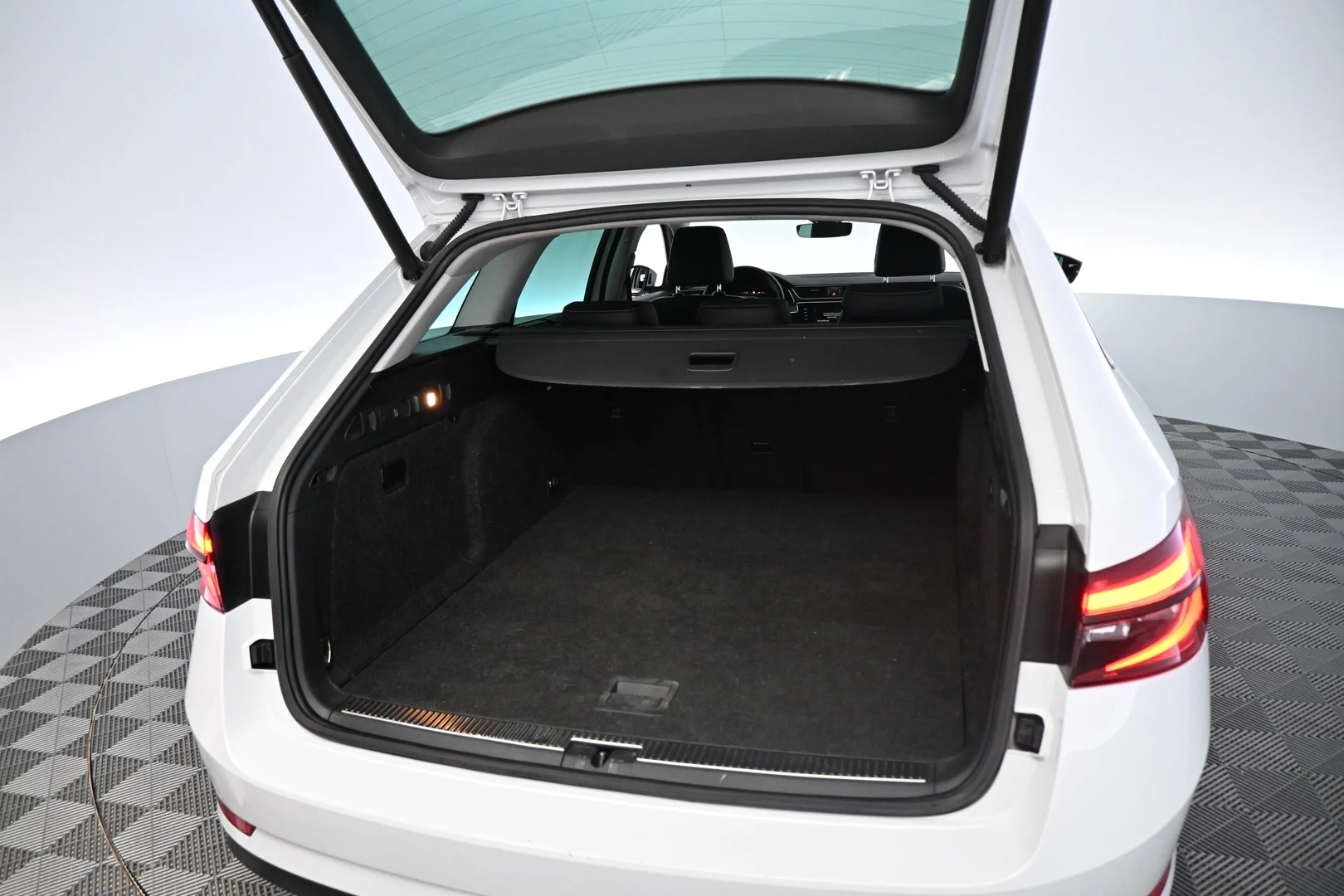 Car Image - 4l6YiS1ywvjkikTaTvpOq8