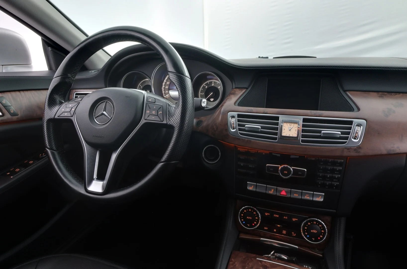 Car Image - IWH01pl2ke73DD8hporgu