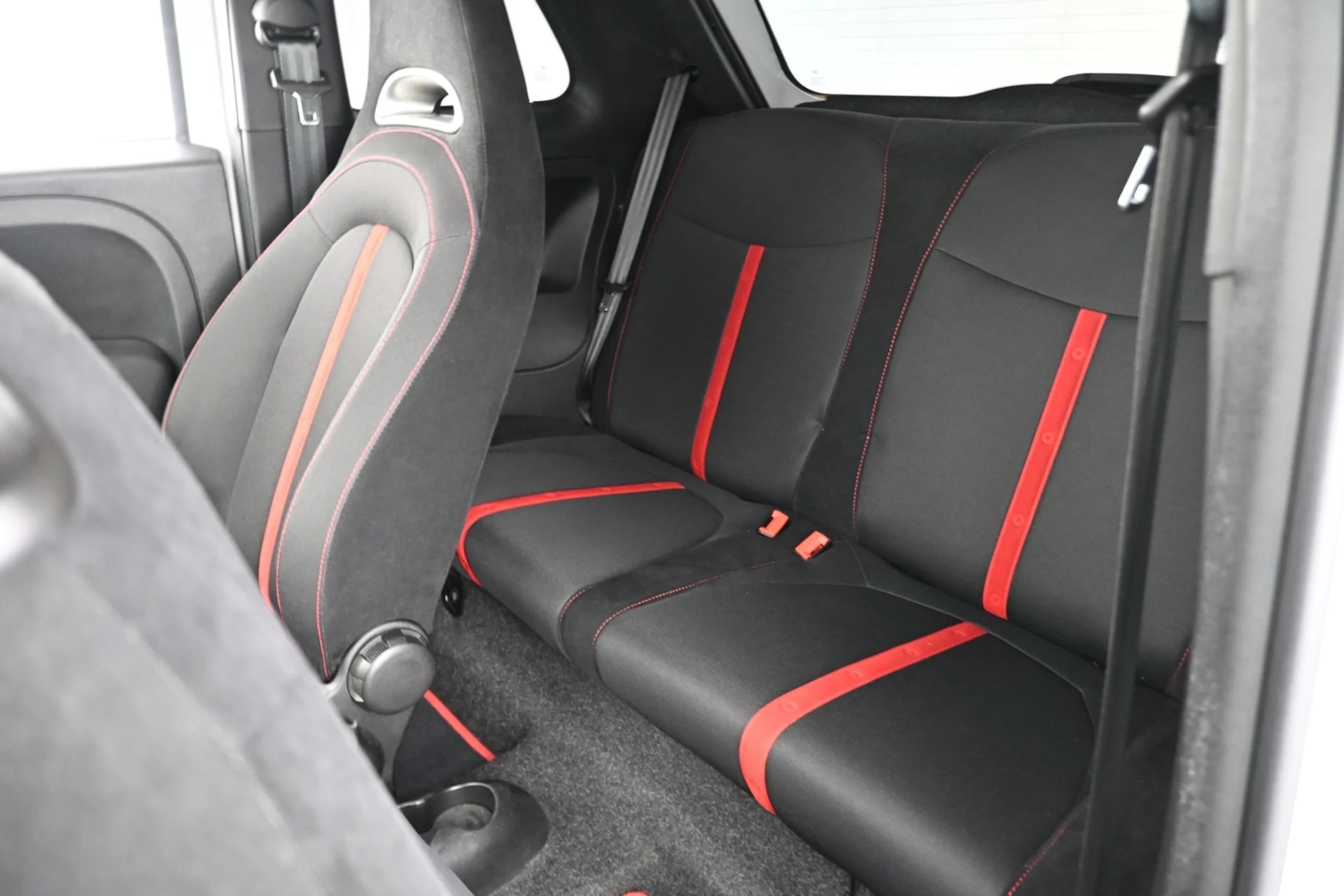 Car Image - oKVR2MVfsATWLC3ML7oFI