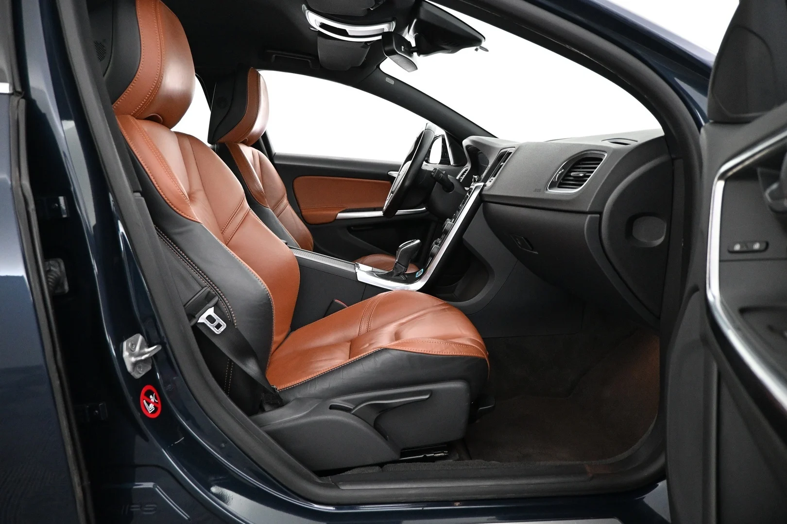 Car Image - 1HJLOsAzlcjUh3lidgyJNn