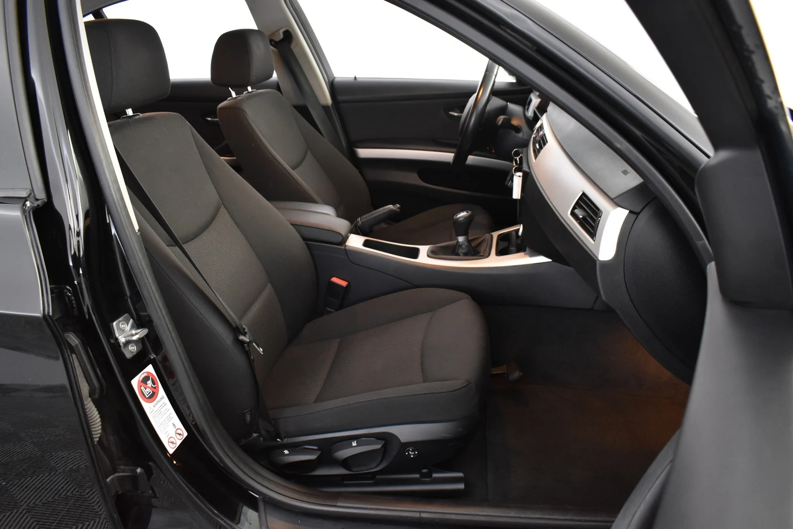 Car Image - rtUbc43oHzxWLUisiyfwW
