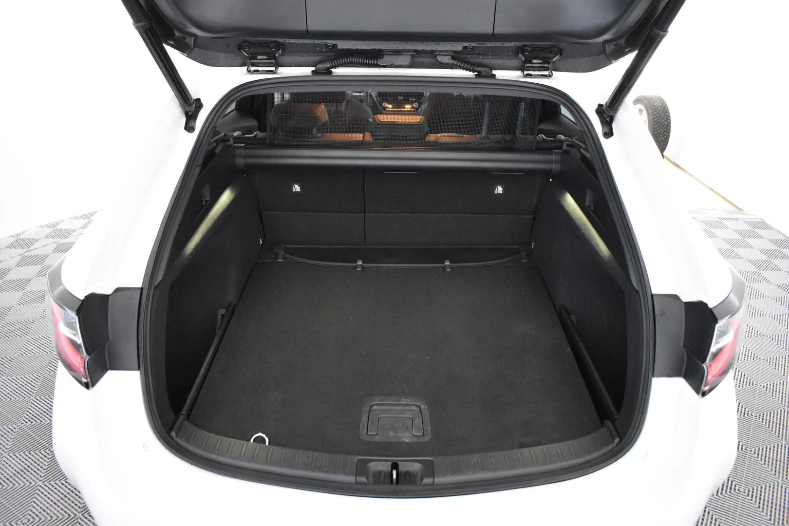 Car Image - 6OX7eEe93yk2asxQDIRn8L