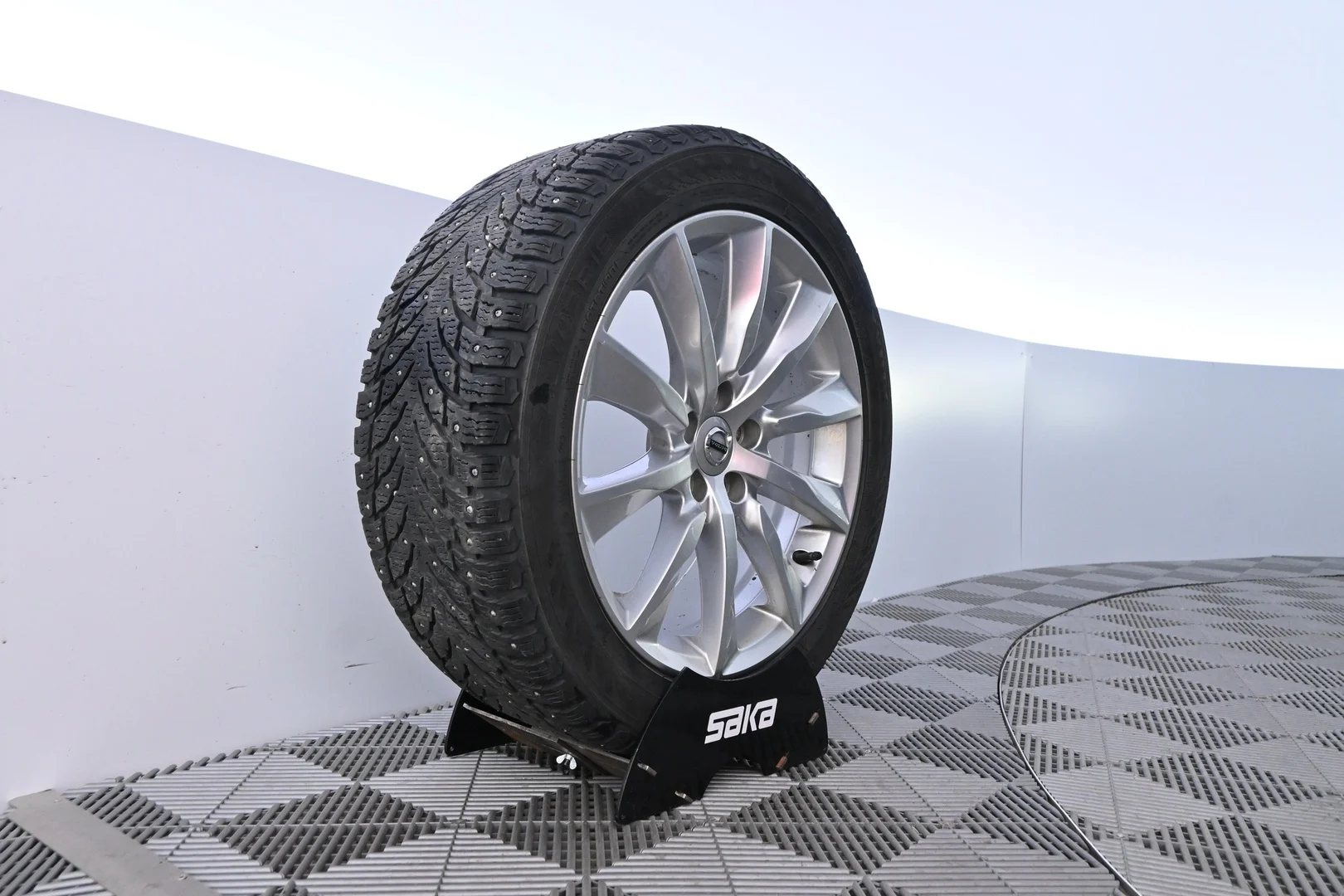 Car Image - 6iL4nPhr9tCnTl8vwLKTCo