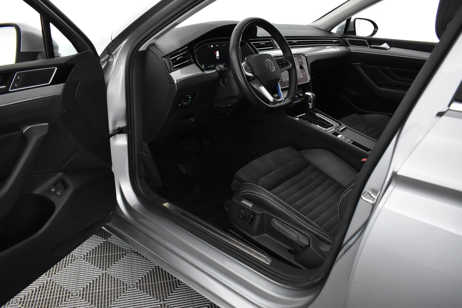 Car Image - 5Dy2IOoS73S0hmByXtOaBh