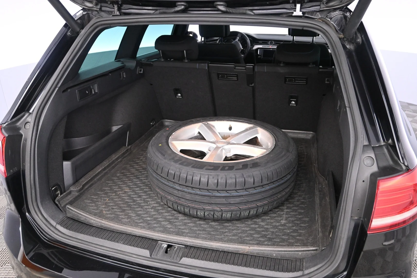 Car Image - 69h6LhKB4OSAn21xlporLx