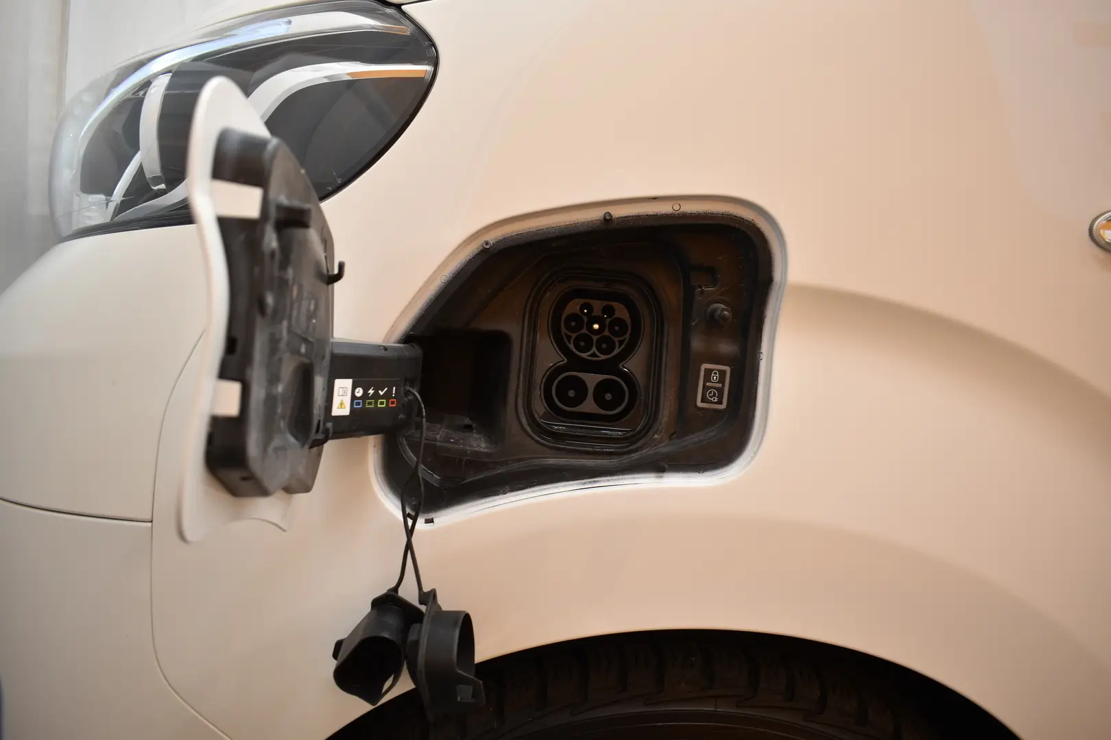 Car Image - 6HnNqyu5J5Dz7bgOiF0ZzJ