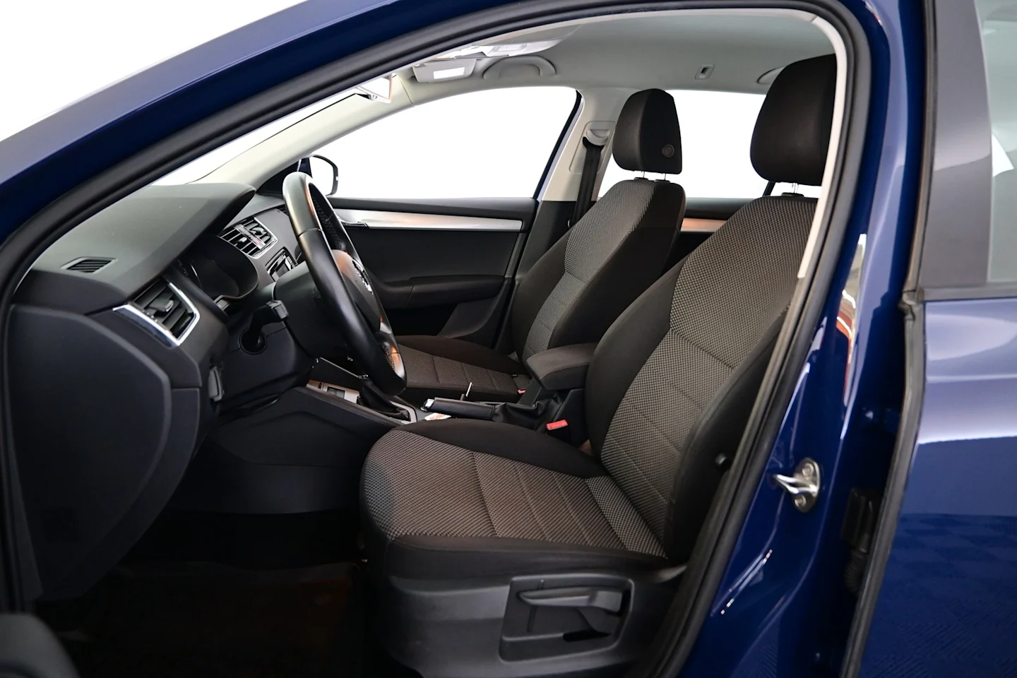 Car Image - 2LvxHJyNZF0sf1ALraMNtK