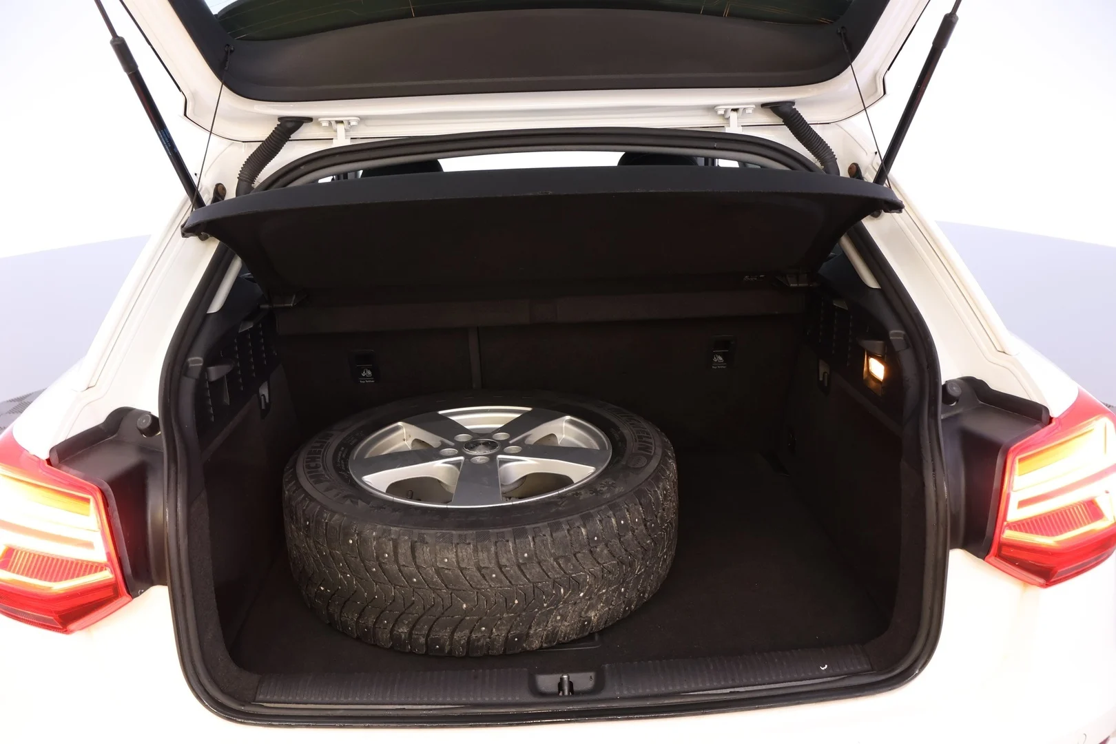 Car Image - UUAVC1WPwR9KHyCfC6ymS