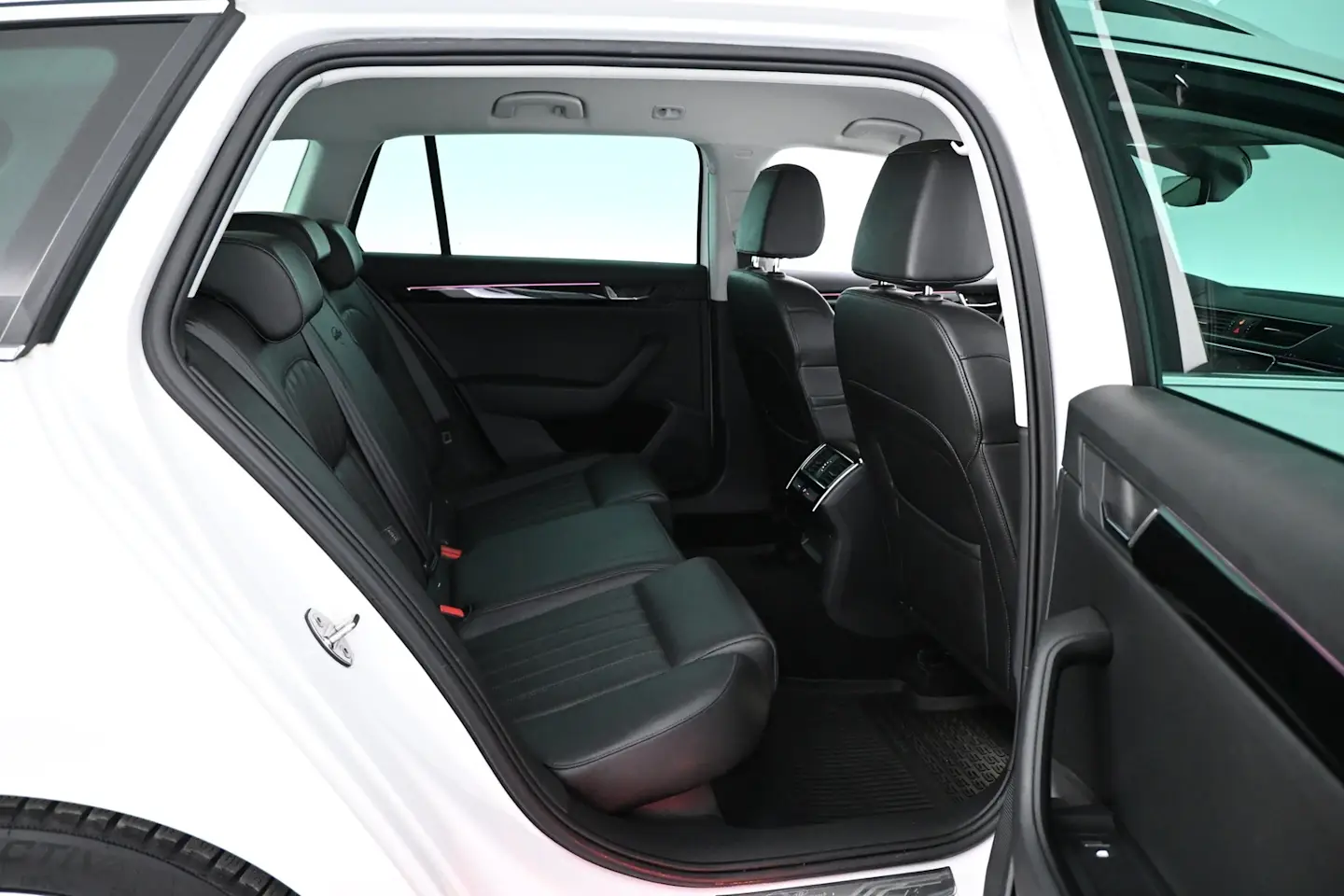 Car Image - 3t1loH9DVwnJhiaGlrKO5c
