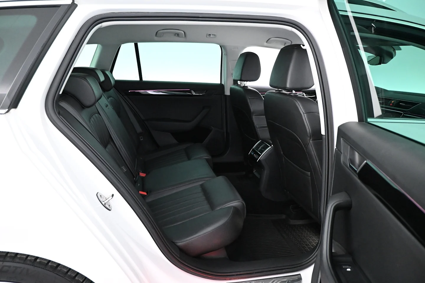 Car Image - 3t1loH9DVwnJhiaGlrKO5c