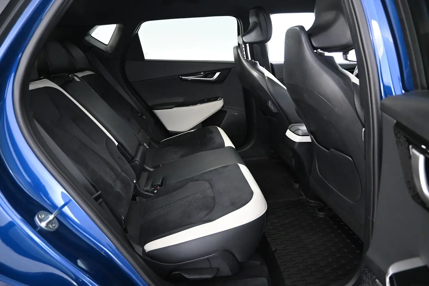 Car Image - 6LWVnq3U9ZNLpIZk9Iqvgd