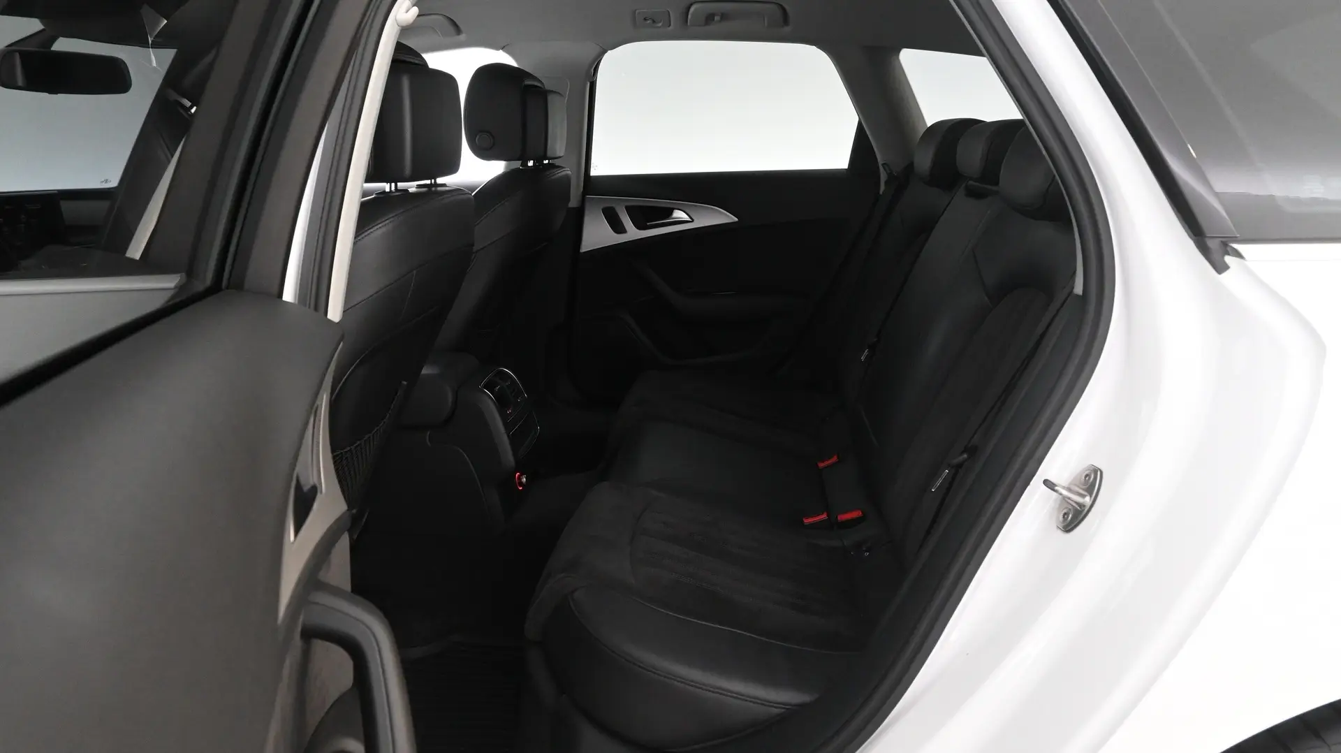 Car Image - V7xbjmP3r1qqvpe1ura44