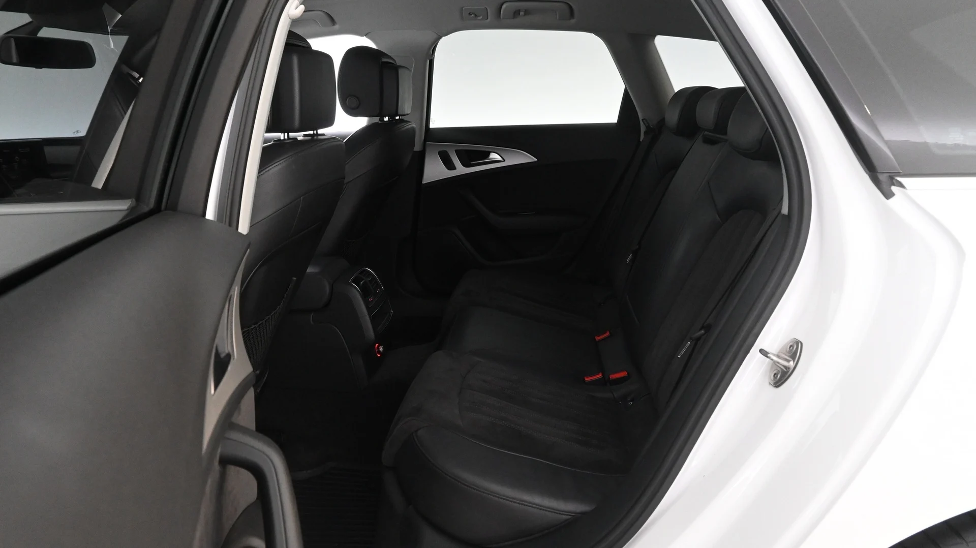 Car Image - V7xbjmP3r1qqvpe1ura44