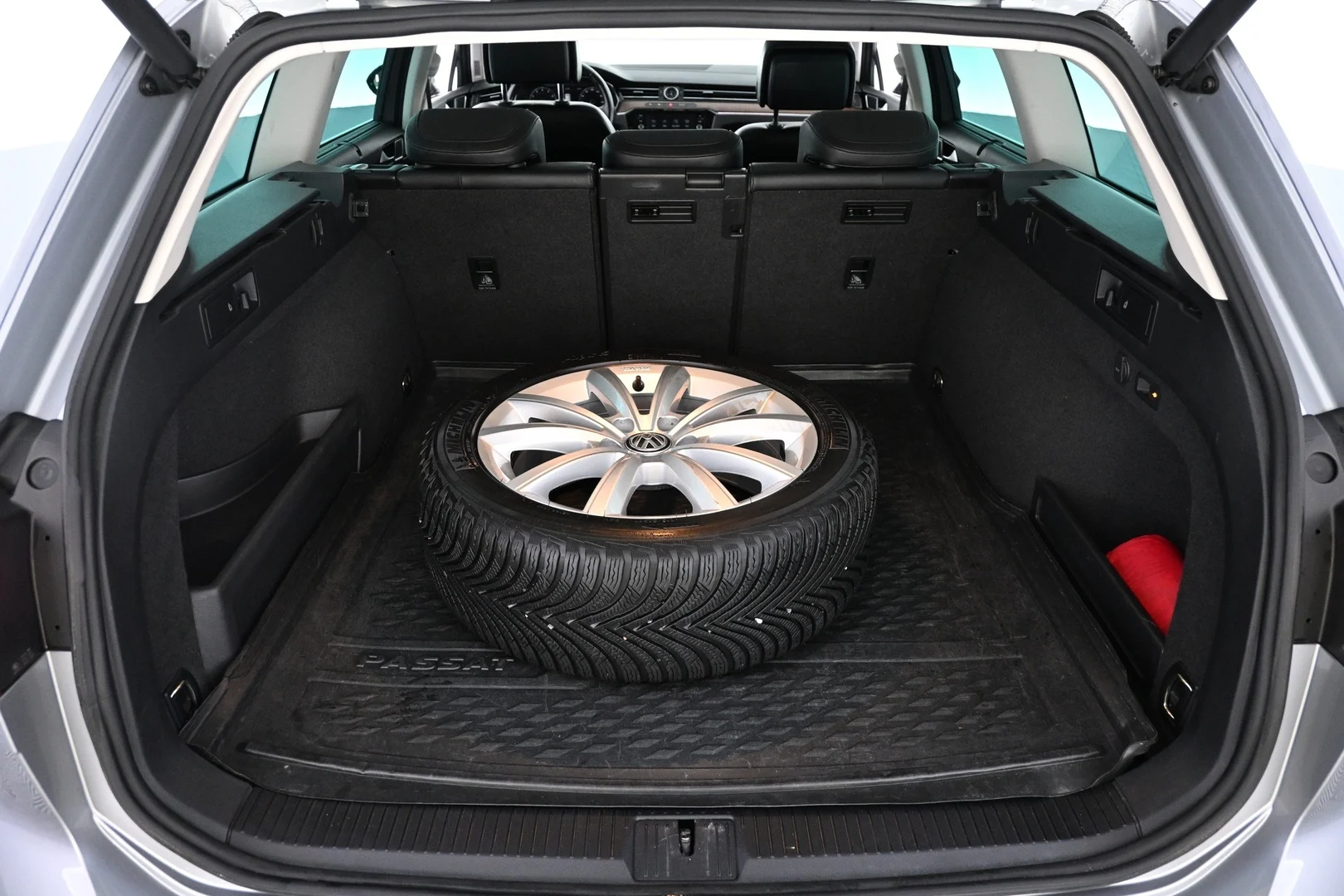 Car Image - 5NxMVwVyYpSEo1rQFb7P6b