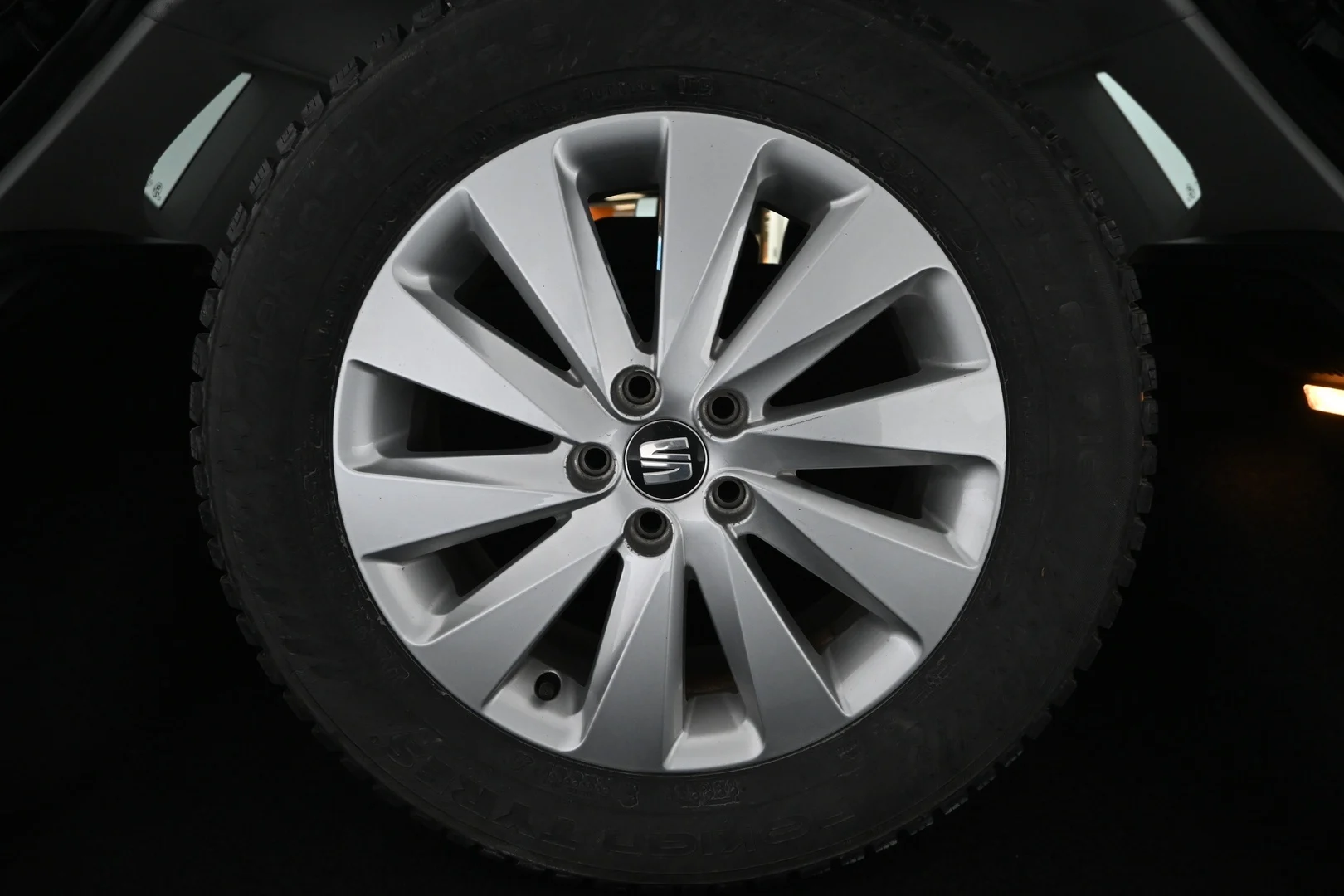 Car Image - 6IAmZ5VfryEH5vVhA40npy